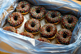 Пончик донат черный 55г , упаковка 48шт (24798)