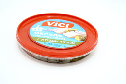 Сельдь филе-кусочки "По-русски" с маринованнами огурцами и луком  в масле 200г  VICI
